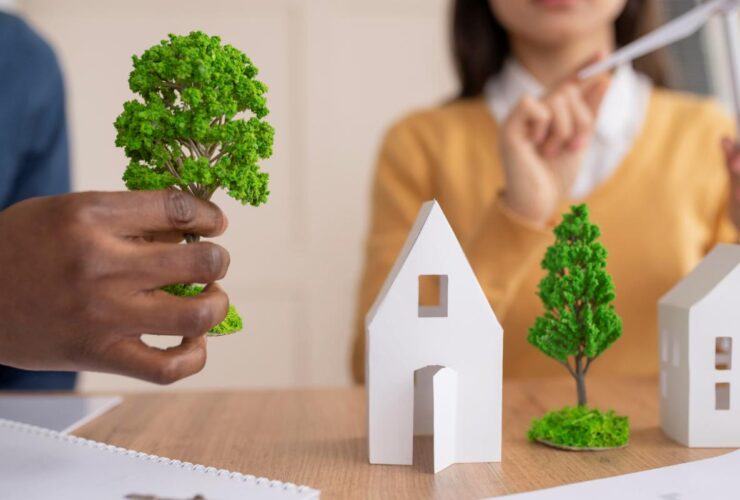 une femme devant des maquette de maison