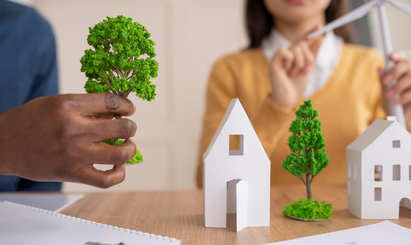 une femme devant des maquette de maison